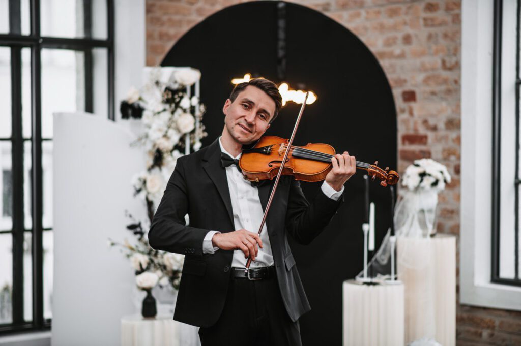 Alex Rudyk mit der Geige auf der Bühne