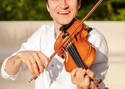 Galerie 2 Alex rudyk play violin with white t-shirt