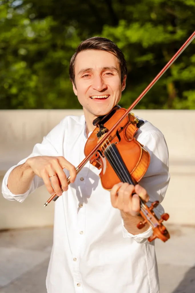 Heiratsantrag Text und Planung: Was Sie sagen und wie Ihr Lied Sie zum Altar begleitet? 2 Alex rudyk play violin with white t-shirt