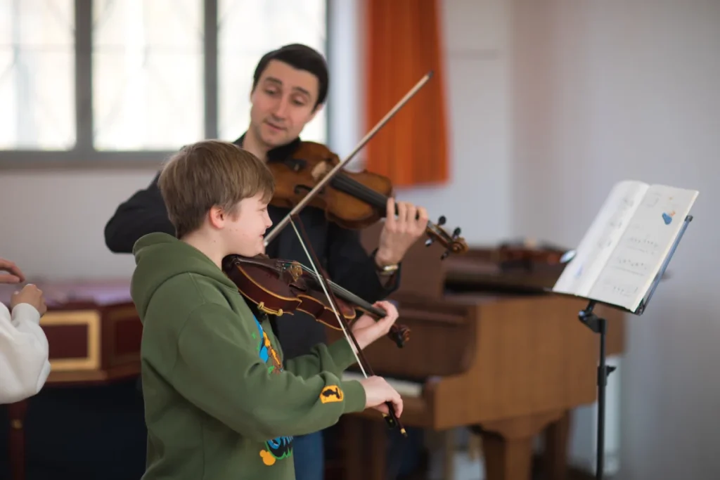 Geige Noten für Anfänge 2 alex rudyk teaching play violin to student in munich