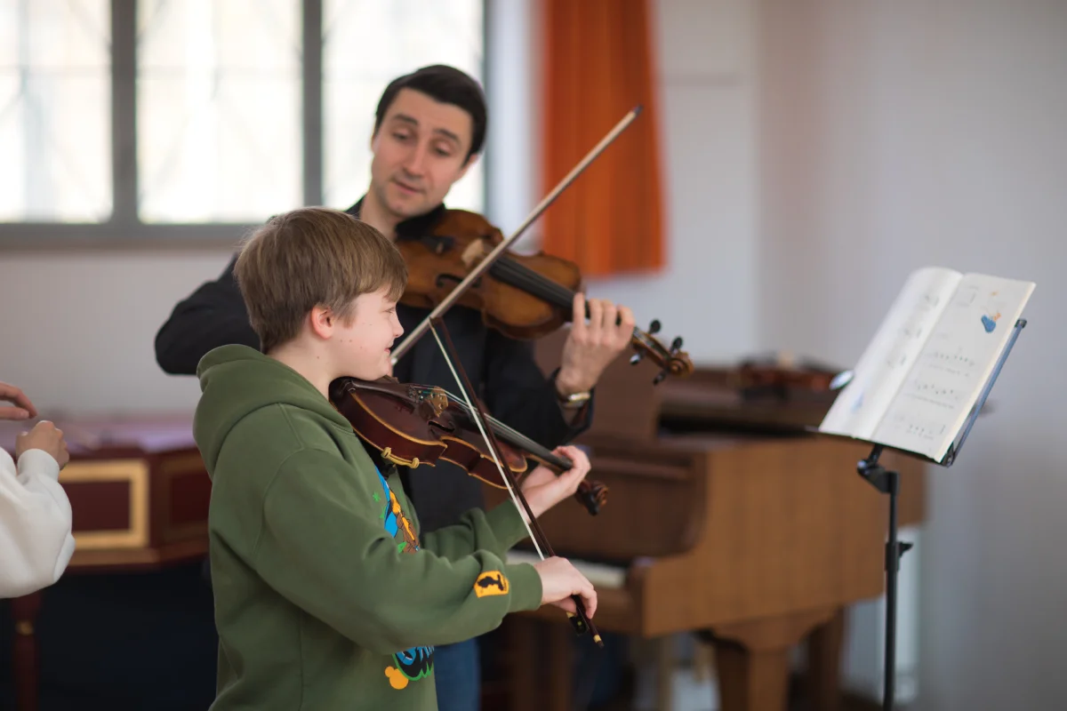 alex rudyk teaching play violin to student in munich alex rudyk teaching play violin to student in munich