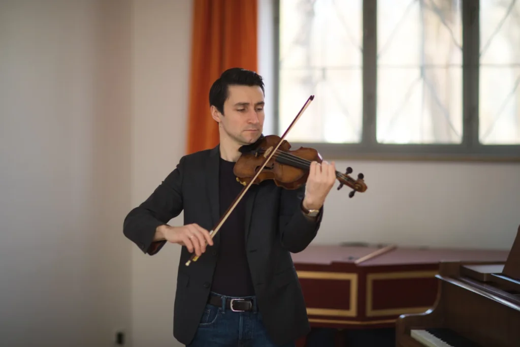 Geige stimmen (G-D-A-E) auf 442 Hz, ohne dass Saiten reißen 1 alex rudyk violin teacher