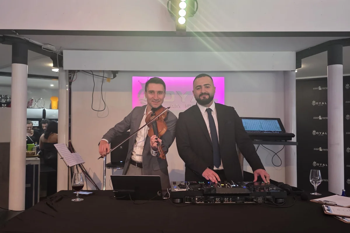 alex rudyk with dj in corporate event alex rudyk with dj in corporate event